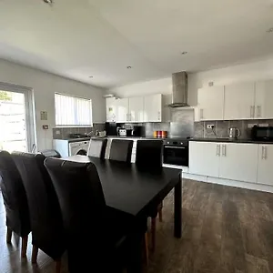 https://spacious-holiday-home-near-tube.brighton-hotels-england.com